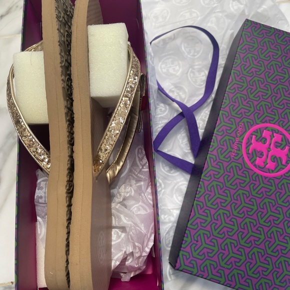 TORY BURCH GOLD GLITTER / METALLIC LEATHER DRESSY FLIP FLOP WITH ACCENT BOW LOGO - Picture 13 of 15